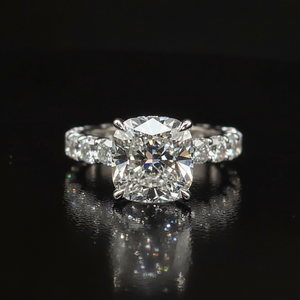 Anillo de Compromiso con Diamante Cultivado en Laboratorio de Corte Cojín de 4.00 CTW, Banda Pavé, Certificado IGI, Oro de 14K, Anillo de Lujo para Novia - Product Image 1