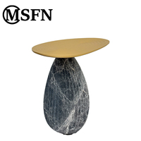 Table console moderne ondulée avec base en marbre en forme de larme et plateau en bois doré pour résidences de luxe, salons, hôtels, salles d'exposition