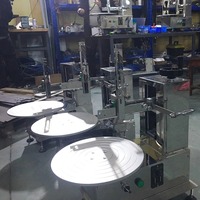 Machine automatique KAINO pour le glaçage, l'étalement, le lissage, la décoration, le recouvrement et le remplissage de gâteaux ronds pour mariages et anniversaires