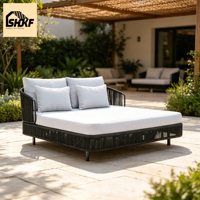 Ensemble de lit de jour tressé en corde double taille avec pieds en aluminium et coussin épais, ton neutre, pour extérieur, jardin, bord de piscine, villa, complexe hôtelier