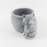 Vente en gros de pots de fleurs en ciment vintage et minimalistes jardinière faite à la main avec ours décor sculpture sur pierre fabrication chinoise