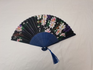 Éventail à main pliant pour femmes pour mariages 8.27 \ "(21CM) éventails à main de style amour en bois de bambou sculpté en soie - Product Image 2