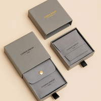 Estuche de lujo con cajón deslizante para joyas, bolsa con botón, logotipo personalizado, embalaje rígido de cartón corrugado, asa para exhibición de anillos y collares