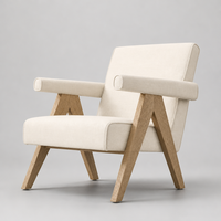Fauteuil en tissu crème pour projet hôtelier et villa, avec accoudoirs et structure en bois, idéal pour salon, chambre et lecture