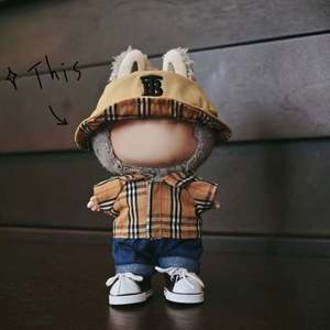 Pendentif de poupée en vinyle Macaron Labuibui, jouet Rabubu de dessin animé, costume chemise à carreaux en plastique de marque de mode, élégant, échelle 1:12, pour enfants de 14 ans et plus - Product Image 1