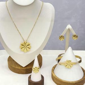 Conjunto de Joyería de Acero de Titanio Premium Estilo Coreano, Collar con <span class=keywords><strong>Colgante</strong></span> Floral e Imitación de Perla, Oro 18K, Regalo Minimalista y Elegante - Product Image 3