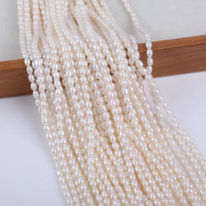 Perles de riz blanches d'eau douce naturelles de 4-5 mm, petites perles roses semi-finies pour collier DIY, vente en gros de perles semi-finies - Product Image 1