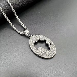 Collar con Colgante de Mapa Africano en Acero de Titanio Chapado en Oro, Forma Ovalada, Engaste Pavé, Joyería Unisex para Regalo - Product Image 3
