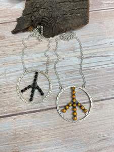 สร้อยคอเงินแท้ทำมือดีไซน์ใหม่ทันสมัยประดับพลอยแบล็คออนิกซ์รูปผึ้ง  MBR GEMS & JEWELRY สำหรับทุกเพศ เหมาะสำหรับวันครบรอบ สไตล์หรูหรา - Product Image 4