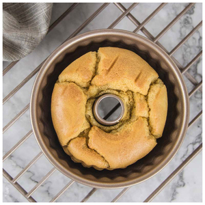 Juego de mini sartenes CHEFMADE, molde de tubo Kugelhopf antiadherente de 4 pulgadas, para horno y horneado - Product Image 1