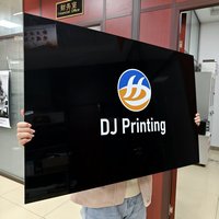 Panneau d'affichage mural en plexiglas rigide brillant avec impression UV personnalisée en acrylique noir pour la publicité de marque en supermarché
