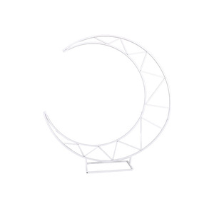 ฉากหลังโค้งรูปพระจันทร์แบบใหม่ที่เป็นมิตรกับสิ่งแวดล้อมสำหรับตกแต่งและอุปกรณ์ประกอบฉากโลหะสำหรับ<span class=keywords><strong>งาน</strong></span><span class=keywords><strong>แต่ง</strong></span><span class=keywords><strong>งาน</strong></span> ฉากเวที และของตก<span class=keywords><strong>แต่ง</strong></span> - Product Image 4