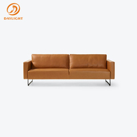 Canapé d'angle moderne en forme de L avec chaise longue et structure métallique, canapé en tissu bordeaux avec cadre élégant pour suite d'hôtel, appartement de luxe
