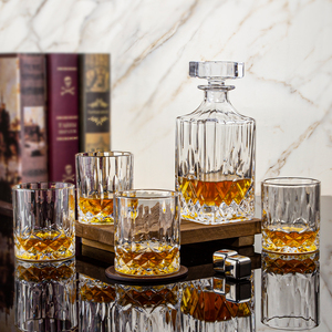 NOVARE Élégant Coffret de 5 Verres à Vin Carrés Gravés de 750 ml avec Bouchon en Verre Transparent – Cadeaux d'Affaires - Product Image 1