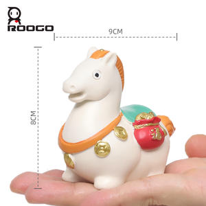 Figurine de cheval de dessin animé ROOGO en résine, porte-bonheur, thème lingot d'or et enveloppe rouge, décoration de bureau pour la maison et le bureau, vente en gros - Product Image 2