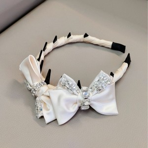 ที่คาดผมสไตล์มินิมอลแบบฝรั่งเศส ประดับเพชร ดีไซน์แบบมีซี่หวี ช่วยจัดทรงผมอย่างสวยงาม สำหรับผู้หญิง - Product Image 4