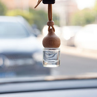 Diffuseur de parfum pour voiture rond de 8 ml avec logo personnalisé, bouteille en verre pour huile aromatique avec bouchon en bois