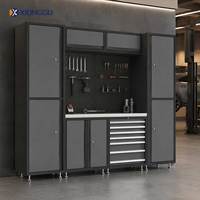Système d'armoires de garage modulaires avec établi à panneaux perforés, casiers hauts et tiroirs à outils pour l'organisation de l'atelier à domicile