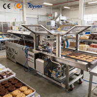 Machine voor het coaten van vierkante biscuitjes en brood met chocolade, inclusief functie voor het decoreren met chocolade-latticemotief voor cake- en dessertfabrieken
