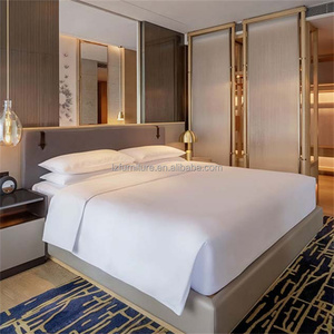 Ensemble de meubles de chambre d'hôtel 3 étoiles modernes et économiques sur mesure, avec lit rembourré à cadre en bois, tête de lit et tables de chevet - Product Image 1