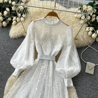 Robe longue élégante pour femme WIWT, en dentelle blanche, coupe trapèze, col montant, manches longues bouffantes, taille haute avec ceinture, idéale pour les fêtes et le quotidien