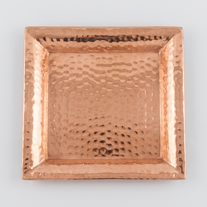 Plateau carré en cuivre martelé pour bougies pilier avec bord large et plat – Assiette décorative artisanale pour l'hôtellerie - Product Image 1