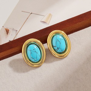 Boucles d'oreilles clous ovales en turquoise bleue, sertissage clos, acier inoxydable plaqué or 18 carats, bijoux de mode - Product Image 1