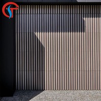 Portes de garage résidentielles en bois de teck du Pacifique à lamelles verticales cannelées avec télécommande