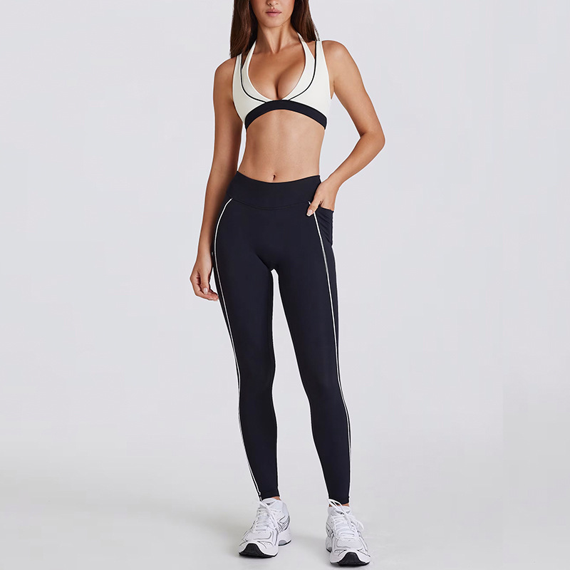 Soutien-gorge blanc et leggings noirs