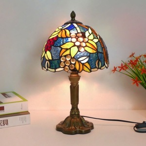Lámpara de Noche LED Moderna Retro para Escritorio o Mesita de Noche, con Diseño de Rosas y Uvas en Vidrio Tintado, Estilo Barroco, para Sala de Estar o Bar - Product Image 3