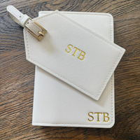 Ensemble d'accessoires de voyage en cuir véritable premium à motif croisé, comprenant une housse de passeport et une étiquette de bagage personnalisable avec monogramme, vente en gros