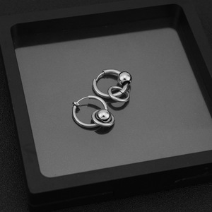 Boucles d'oreilles créoles géométriques plaquées argent au design de niche, en acier inoxydable, unisexe, bijoux de mode, vente en gros, collection 2026 à succès - Product Image 3