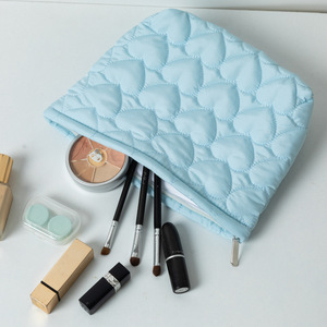 Bolsa de viaje de gran capacidad, bolsa de cosméticos Puffer, regalo del Día de San Valentín para mujer, corazón acolchado, lindo bordado Puffer, maquillaje de belleza - Product Image 4