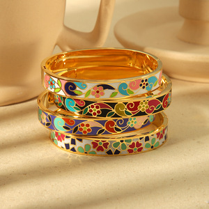 Brazaletes étnicos de moda con patrón de borde ancho de <span class=keywords><strong>Color</strong></span> esmaltado, joyería de acero inoxidable chapada en oro de 18 K para mujeres y niñas - Product Image 6