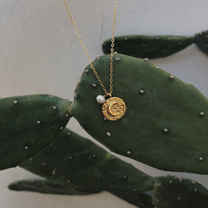 <span class=keywords><strong>Collana</strong></span> con luna di perle moneta martellata Full Karma Circle New Crescent Moon Phase medaglione ciondolo catena delicata in acciaio inossidabile - Product Image 1