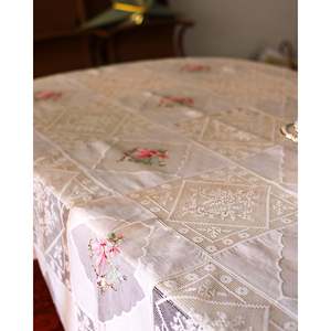 Mantel de Organza Europeo con Bordado de Flores y Servilletas con Volantes para Bodas, Eventos, Hoteles y Uso Diario - Product Image 1