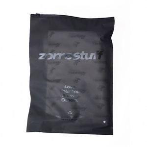 Sacs en plastique givrés imprimés sur mesure avec logo, sacs refermables translucides mats noirs avec fermeture éclair pour vêtements - Product Image 4