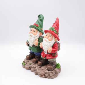 कस्टम थोक प्यारे दो बैकपैकर यात्रियों ने घर के बगीचे की सजावट के लिए आधार के साथ मूर्ति की प्रतिमा - Product Image 2