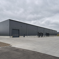 Entrepôt à grande portée en structure métallique, atelier métallique isolé thermiquement, bâtiment industriel de distribution résistant aux intempéries