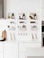 Organisateur mural de cuisine moderne en métal perforé, panneau de rangement en acier blanc avec paniers et crochets pour pots à épices et ustensiles