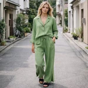 Completo da Donna in Due Pezzi in Tessuto di Lino Personalizzato, <span class=keywords><strong>Pantaloni</strong></span> Lunghi a Vita Elasticizzata e Tailleur Verde dallo Stile Dolce - Product Image 2