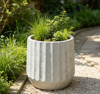 Jardinière haute Ronglin moderne gris clair côtelée, pot texturé style béton cannelé pour plantes de jardin extérieur