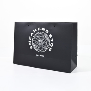 Vente en gros de logos de <span class=keywords><strong>marque</strong></span> imprimés sur mesure promotion vêtements de luxe cadeaux de vente au détail sacs à provisions en papier noir avec poignées - Product Image 2
