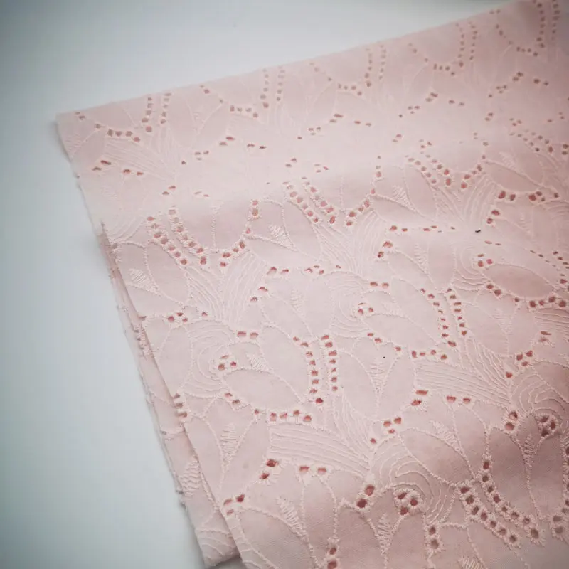 Tissu de dentelle de broderie à œillets floraux en coton rose doux personnalisé pour vêtements de nuit
