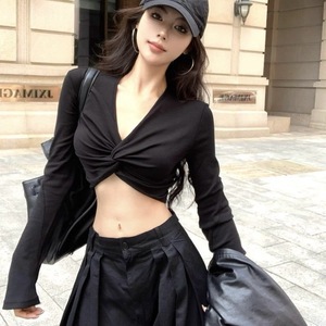 T-shirt da donna a maniche lunghe con scollo a V e design a torsione, stile americano, carino e sexy, top corto slim-fit a vita bassa per danza jazz autunnale - Product Image 3