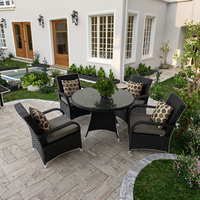 Ensemble de salle à manger d'extérieur 4 places en rotin PE, table ronde en verre et fauteuils en osier, mobilier de jardin pour la cour