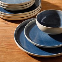 Service de vaisselle EKA beige à bordure moderne, compatible micro-ondes et lave-vaisselle, en grès réactif fait main, assiettes et bols bleu profond pour la maison