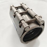 Raccord de réparation de tuyauterie à emboîtement, résistant à l'usure, facile à installer pour les chantiers de construction, serres, centrales électriques, et les applications industrielles lourdes.