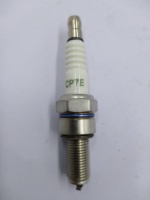 Bougie d'allumage de moto CP7E dans le moteur