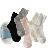 Chaussettes unies noires et blanches, chaussettes mi-mollet découpées pour femmes, chaussettes fines en maille respirante pour l'été